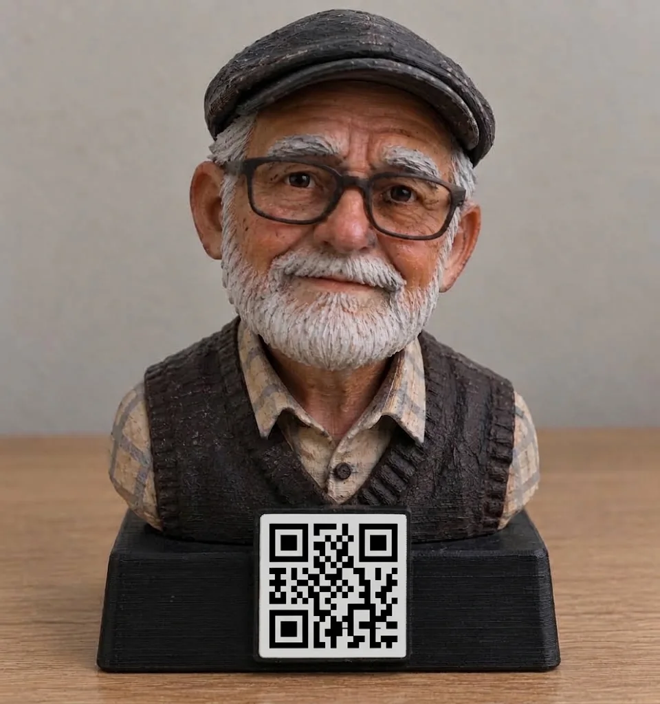 Busto 3D pintado a mano de un abuelo con boina y lentes, sobre una base con código QR